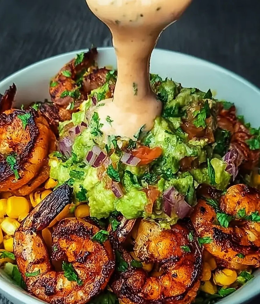 Gegrillte Garnelen-Bowl mit Avocado-Mais-Salsa entdecken!