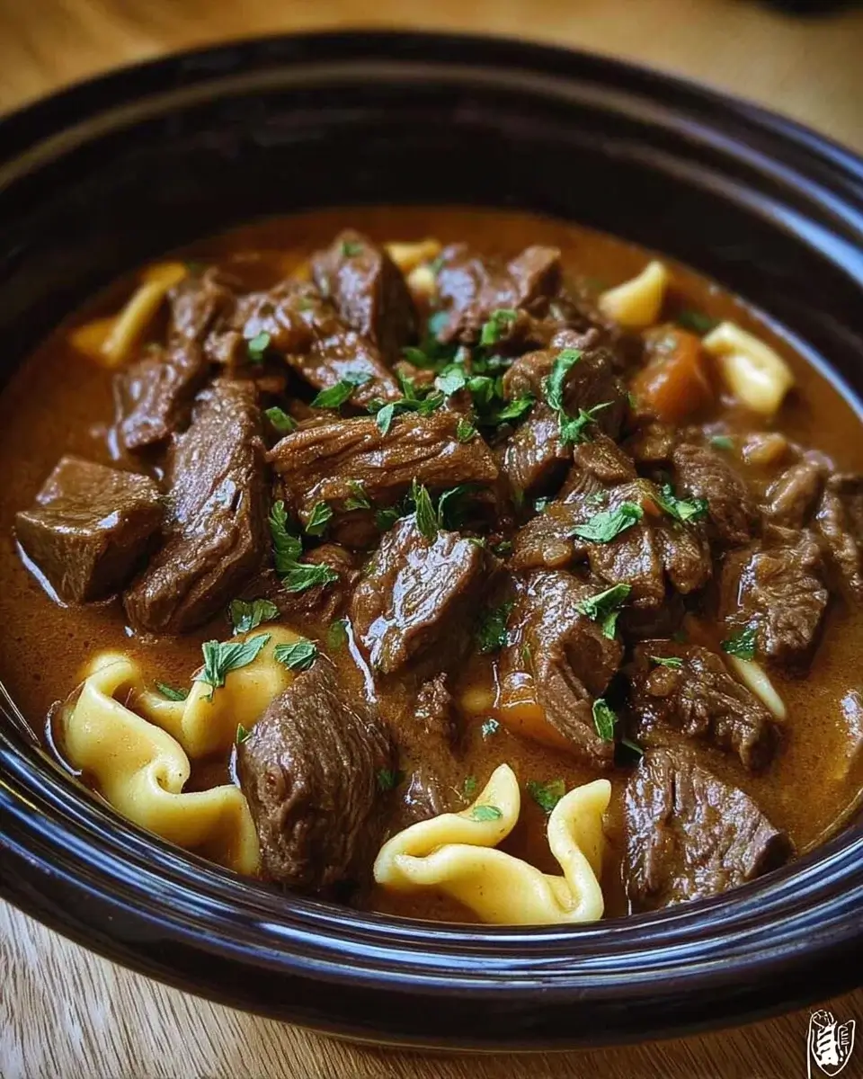 Herzhafter Rindfleisch-Nudel-Eintopf für kalte Tage genießen!