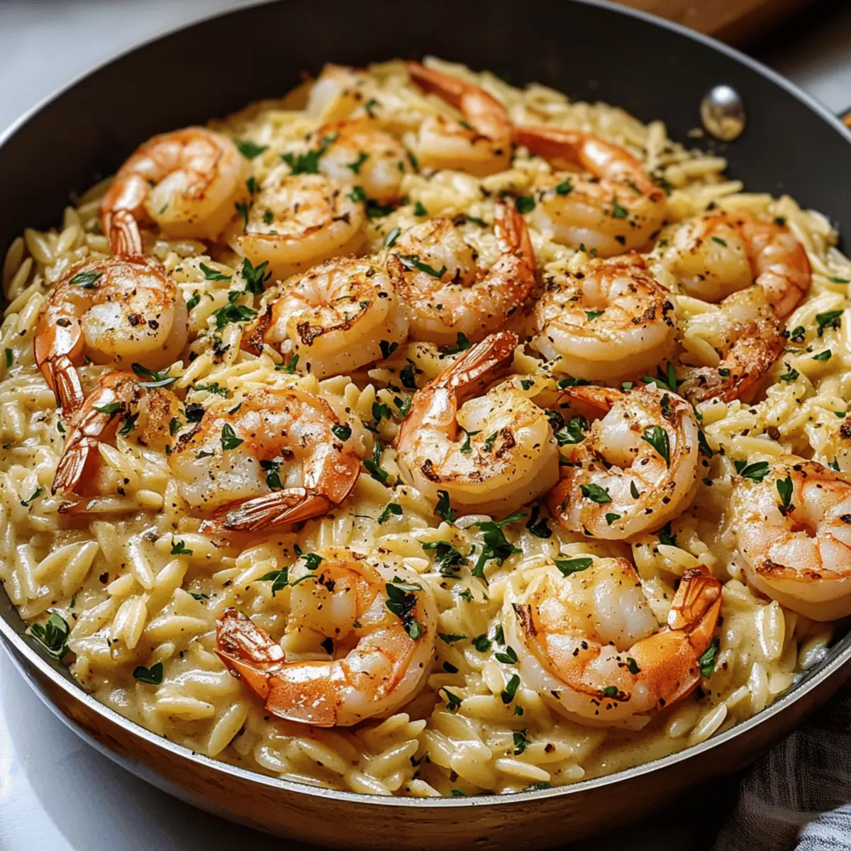 Cremiges Parmesan-Orzo mit Garnelen aus einer Pfanne
