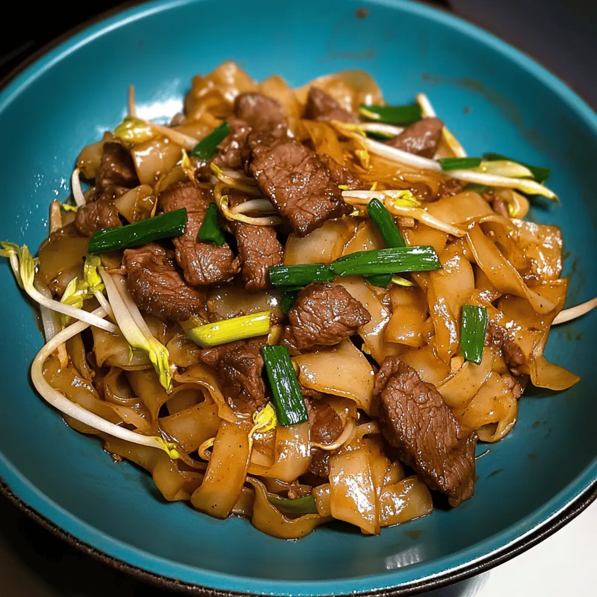 Zartes Rindfleisch Chow Fun mit frischem Gemüse