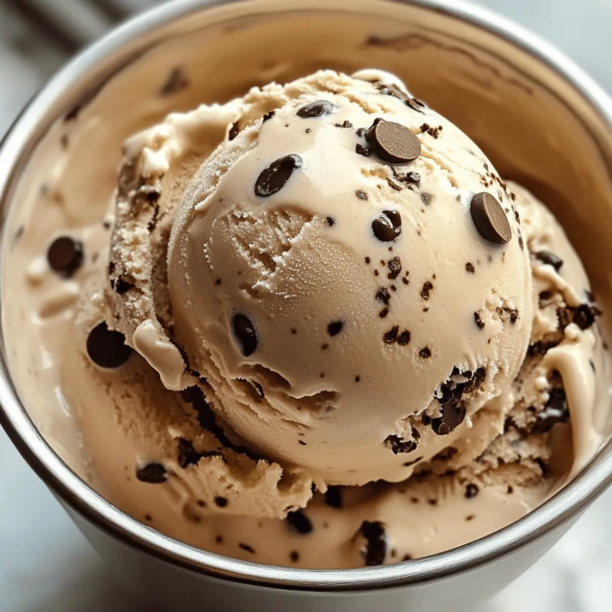 Einfache Kaffee-Schokoladenstückchen-Eiscreme