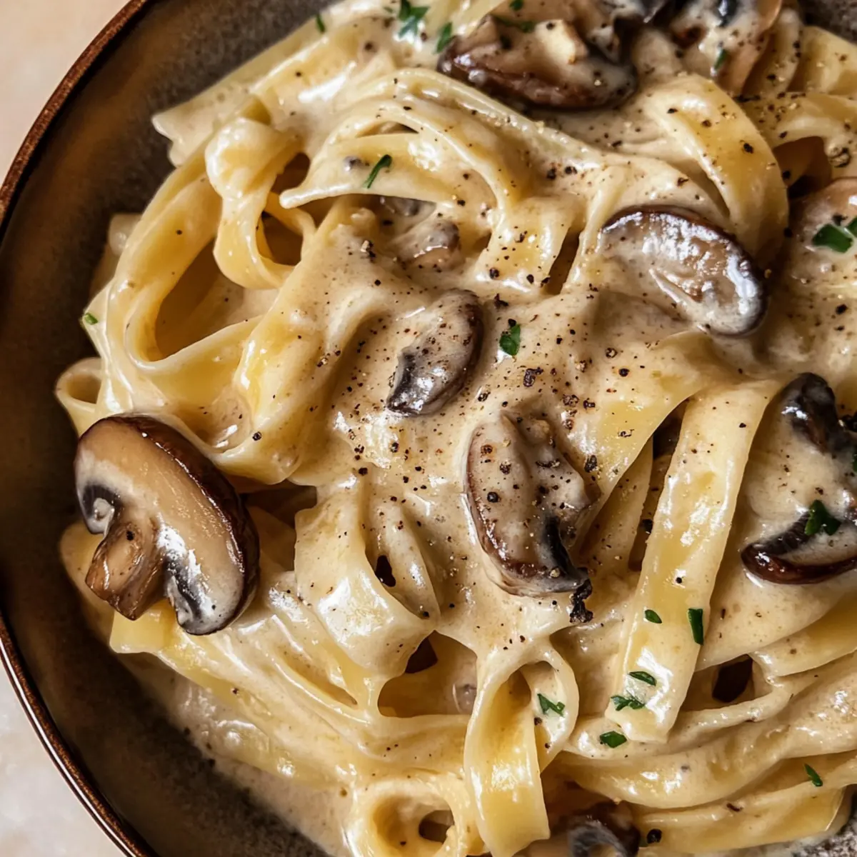 Ingwer-Frühlingszwiebel-Hühnchen-Nudelsuppe für Gemütlichkeit