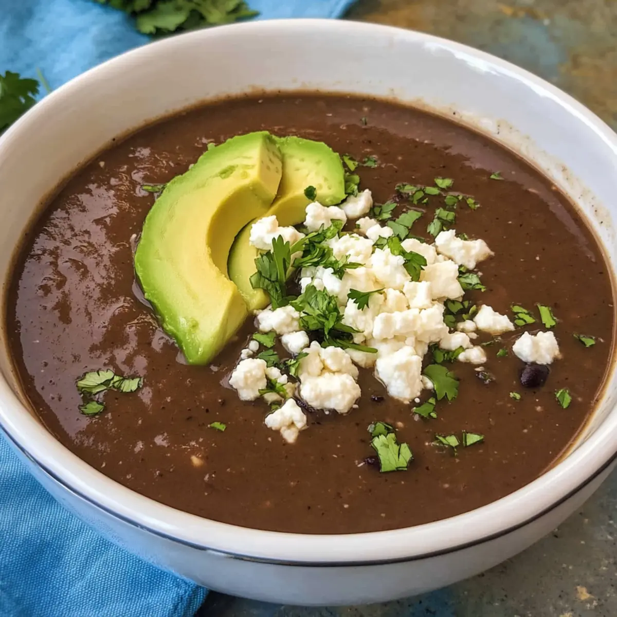 Cremige schwarze Bohnensuppe schnell und einfach