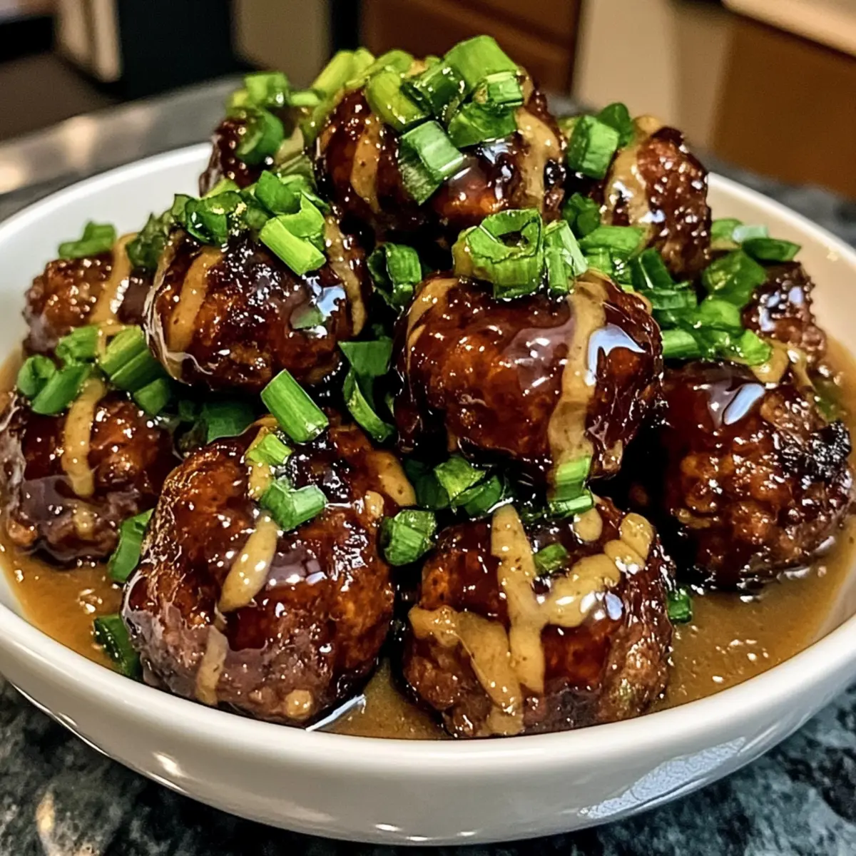 Klebrige Hoisin-Fleischbällchen mit Frühlingszwiebel-Sauce