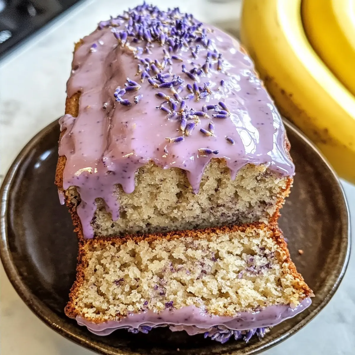Lavendel Bananenbrot für blumigen Genuss