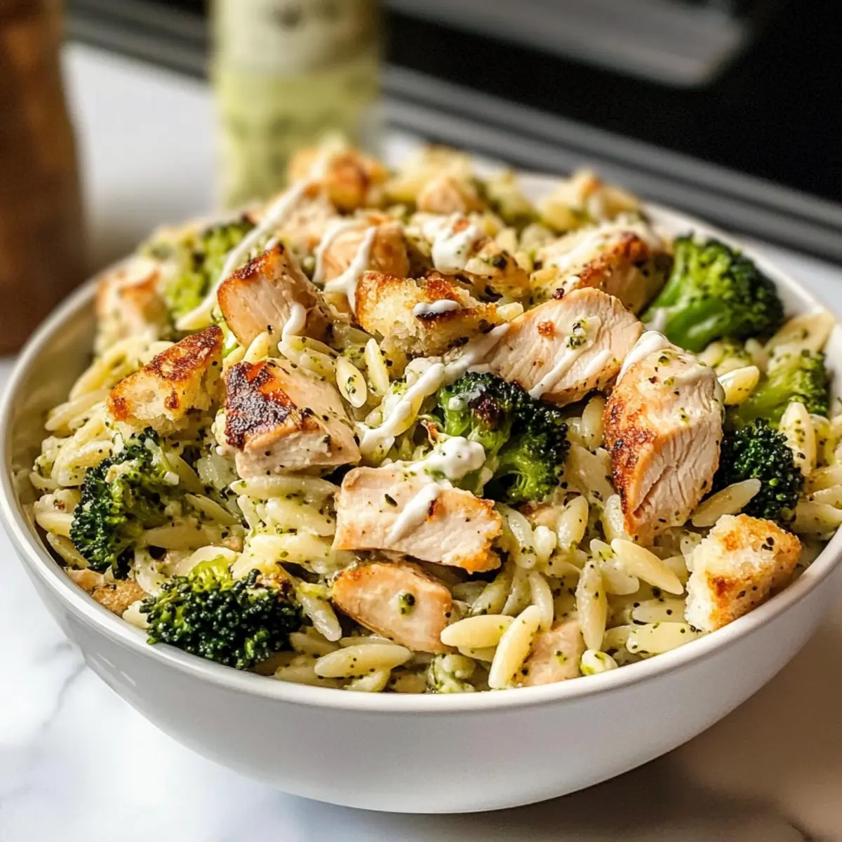 Pesto-Hühnchen-Caesar für den perfekten Abend